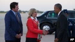 Wade Christensen, kiri, Gubernur Oklahoma Mary Fallin, tengah, bersalaman dengan Presiden Barack Obama ketika tiba di Pangkalan AU Tinker, 15 Juli 2015, di Oklahoma City, Oklahoma 