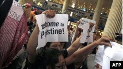 Các nhà hoạt động Israel thân Palestine thực hiện một cuộc biểu tình nhỏ tại sân bay Ben Gurion gần Tel Aviv để ủng hộ chiến dịch "bay vào" Israel