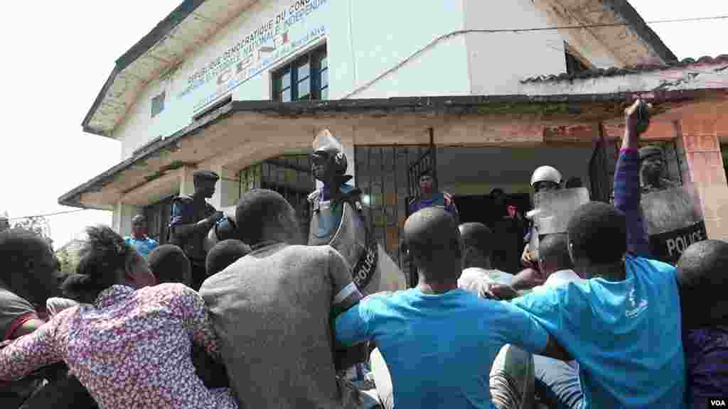 Arrestation de &nbsp;jeunes activistes de la LUCHA à Goma, RDC, le 31 juillet 2017&nbsp; (VOA/Charly Kasereka)