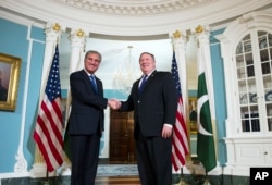 Secretary of State Mike Pompeo, right, meets Pakistani Foreign Minister Shah Mahmood Qureshi at the State Department in Washington, Oct. 2, 2018.