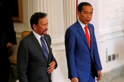 Sultan Brunei Hassanal Bolkiah dan Presiden Indonesia Joko Widodo saat pertemuan di Jakarta, 20 Oktober 2019. (Foto: dok). Brunei adalah Ketua ASEAN saat ini.