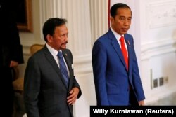 Sultan Brunei Hassanal Bolkiah dan Presiden Indonesia Joko Widodo saat pertemuan di Jakarta, 20 Oktober 2019. (Foto: dok). Brunei adalah Ketua ASEAN saat ini.