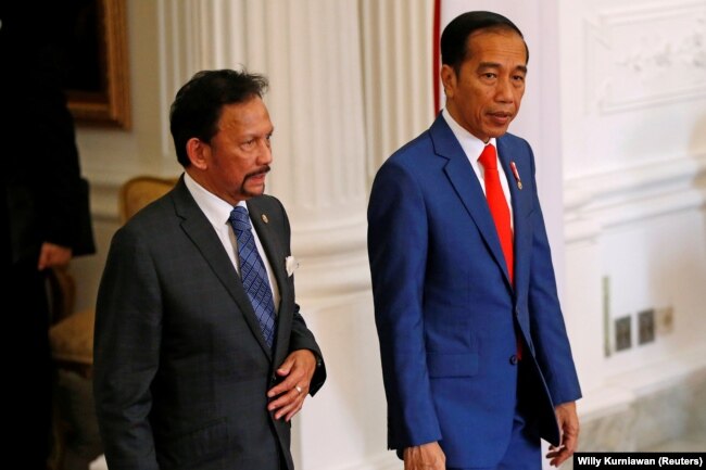 Sultan Brunei Hassanal Bolkiah dan Presiden Indonesia Joko Widodo saat pertemuan di Jakarta, 20 Oktober 2019. (Foto: dok). Brunei adalah Ketua ASEAN saat ini.