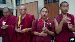 Các tu sĩ Phật giáo Tây Tạng lưu vong cầu nguyện ở Dharmsala, Ấn Độ để tưởng nhớ nhà sư Tenzin Delek Rinpoche, vừa qua đời trong tù ở Trung Quốc, ngày 13/7/2015.