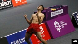 Jonatan Christie melakukan selebrasi masuk ke final dengan melepas bajunya.