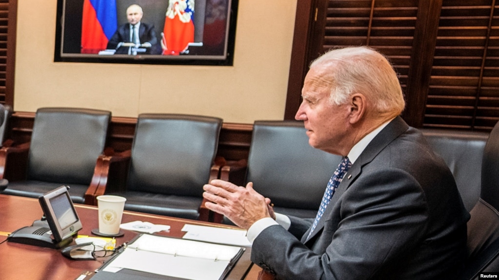 Президент США Джо Байден проводит виртуальные переговоры с президентом России Владимиром Путиным, 7 декабря 2021 г. 