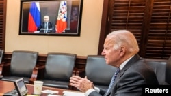 Joe Biden e Vladimir Putin em reunião virtual, Casa Branca, 7 de Dezembro de 2021