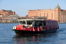 Bus air umum Venesia "Vaporetto" digunakan sebagai pusat vaksinasi COVID-19, untuk warga lansia, 5 April 2021. (Foto: AFP)