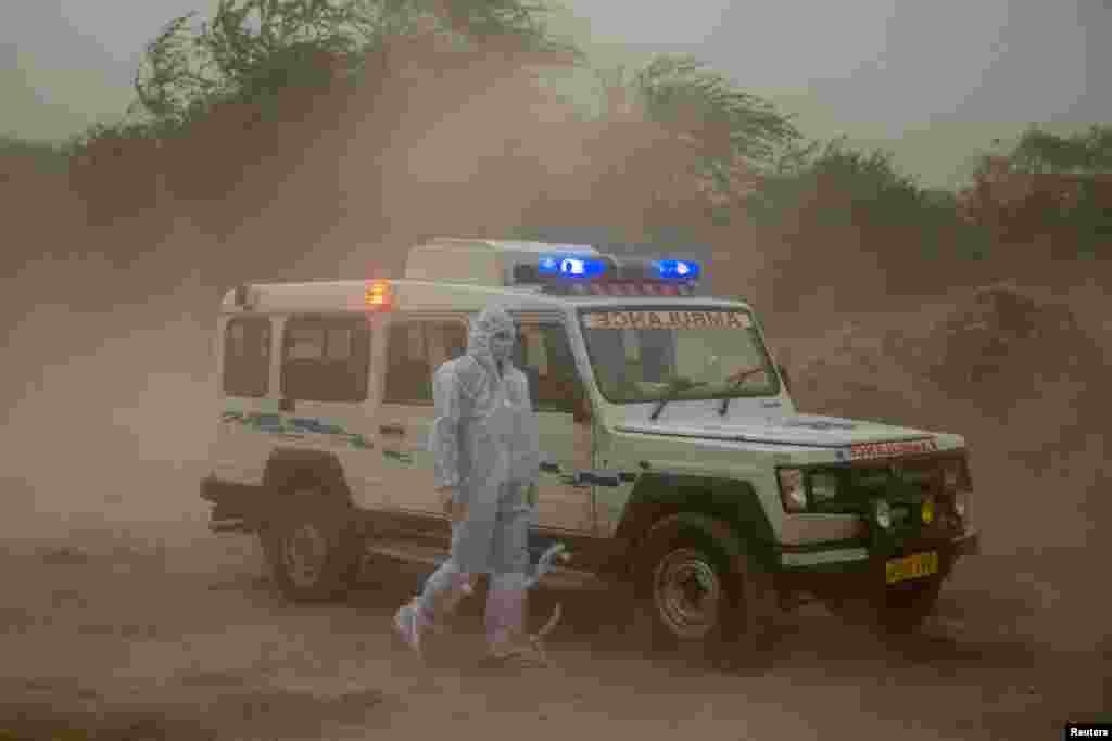 قبرستان کے منتظمین کا مزید کہنا ہے کہ جمعے کو تدفین کے لیے 19 لاشیں لائی گئیں تاہم وہ 15 لاشوں کی تدفین کر سکے۔