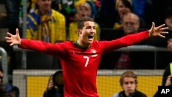 Cristiano Ronaldo celebra su tercer gol contra Suecia.