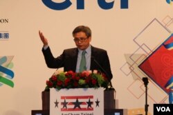 美国在台协会处长梅健华在台北美国商会举办的“2018谢年饭”上发表讲话。 （美国之音记者杨明拍摄 2018年3月21日）