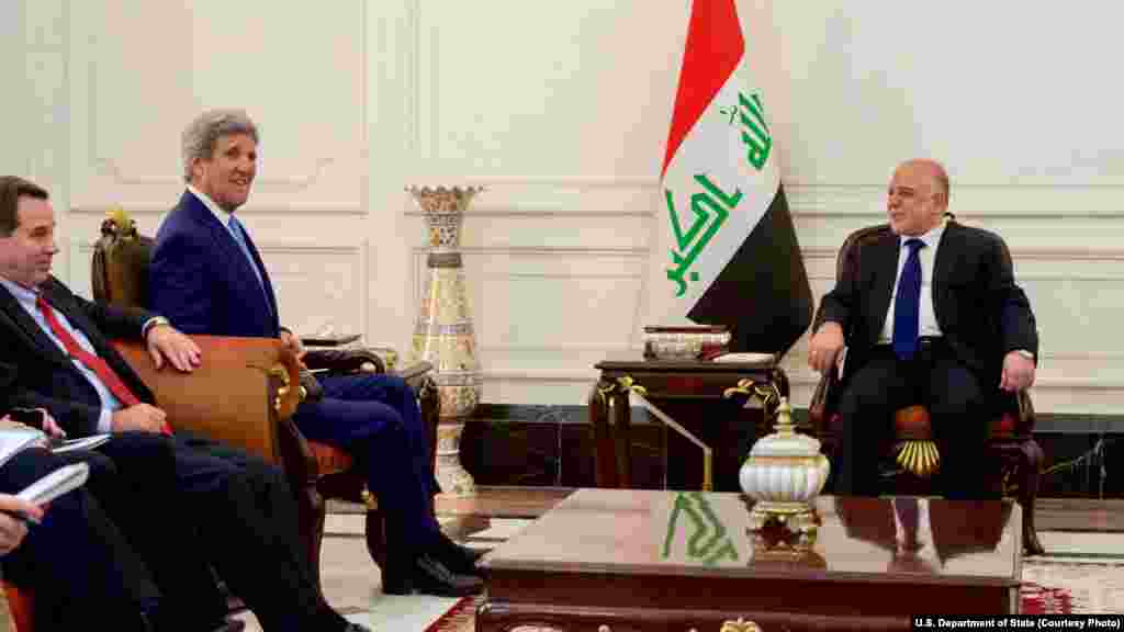 Menteri Luar Negeri AS John Kerry (kedua dari kiri) duduk bersama Perdana Menteri Irak Haider Al-Abadi di istana perdana menteri di Baghdad, Irak (8/4).
