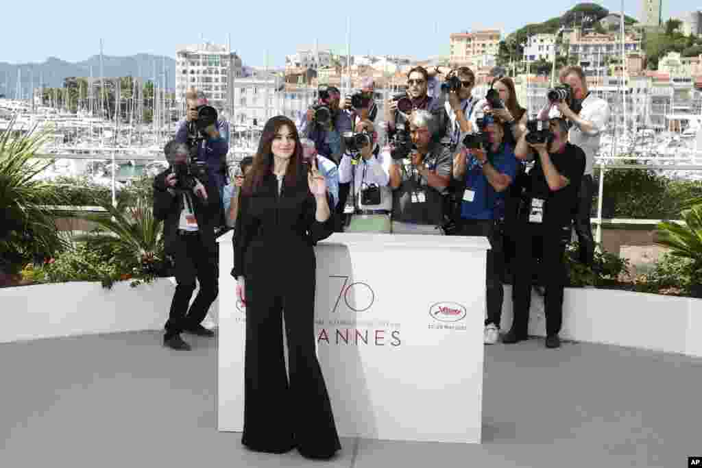 第70届戛纳国际电影节的主持人，演员蒙妮卡&middot;贝鲁奇（Monica Bellucci） 在戛纳亮相（2017年5月16日）