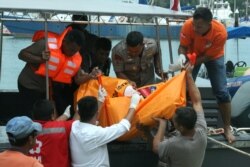 Petugas mengevakuasi jenazah TKI saat speedboat dari Malaysia tenggelam di lepas Pulau Batam, di Teluk Mata Ikan, Batam, 2 November 2016. (Foto: Antara/MN Kanwa via REUTERS