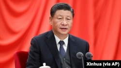 រូបឯកសារ៖ នៅ​ក្នុង​រូបថត​ដែល​ចេញ​ផ្សាយ​ដោយ​ទីភ្នាក់ងារ​ព័ត៌មាន Xinhua នេះ បង្ហាញ​ពី​ប្រធានាធិបតី​ចិន លោក Xi Jinping ថ្លែង​សុន្ទរកថា​ទៅ​កាន់​មជ្ឈិមបក្ស​ ក្នុង​ទីក្រុង​ប៉េកាំង ប្រទេស​ចិន ថ្ងៃទី១៨ ខែមករា ឆ្នាំ២០២២។ (Li Xueren/Xinhua via AP)