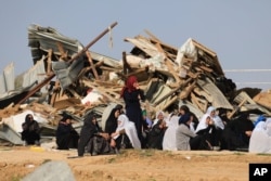 Para perempuan Bedouin duduk di luar bangunan yang digusur didesa Umm al-Hiran, 18 Januari 2018.