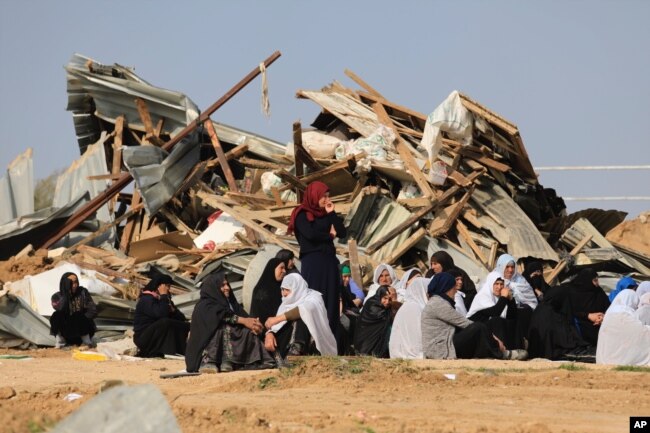 Para perempuan Bedouin duduk di luar bangunan yang digusur didesa Umm al-Hiran, 18 Januari 2018.