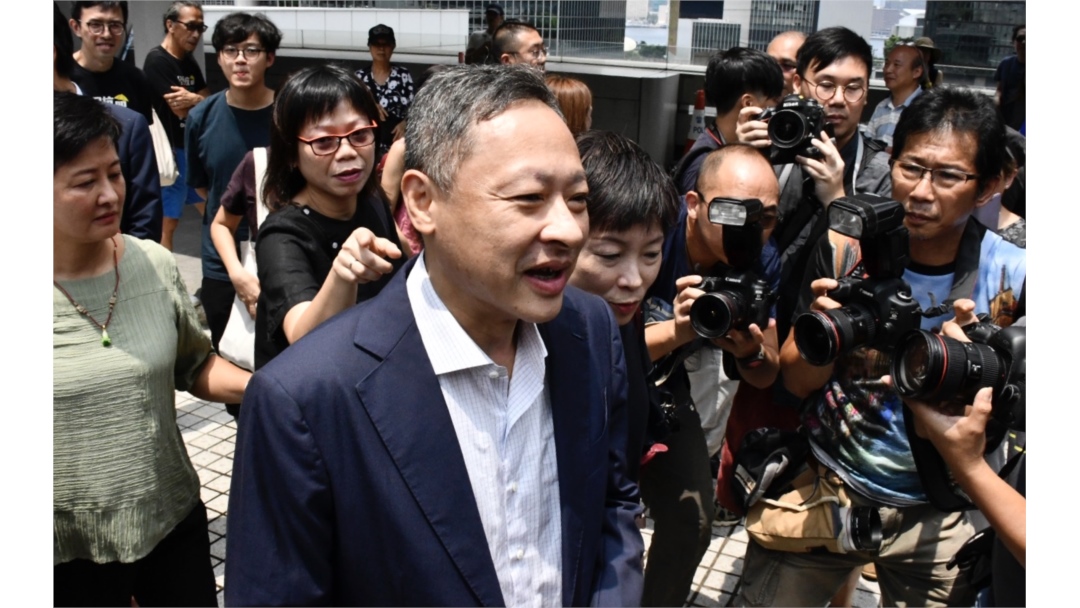 香港和平佔中發起人戴耀廷因公眾妨擾等罪名被判入獄16個月,他服刑接近4個月後,8月15日獲准保釋等候上訴 (攝影:美國之音湯惠芸)