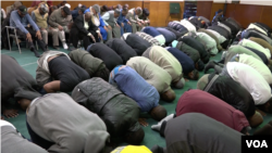 Muslim Prayer at Masjid Ibrahim, Dec.4 2015. (R. Taylor/VOA)