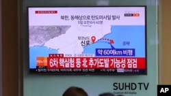 Pengunjung di stasiun kereta Seoul menyaksikan layar TV yang menayangkan berita tentang peluncuran misil Korea Utara, April 5, 2017. (AP)