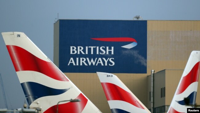 资料照:英国伦敦希斯罗机场停靠的英国航空公司飞机的尾翼和该公司的标志。