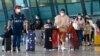 Pengunjung tiba di Bandara Soekarno-Hatta, Tangerang, pinggiran Jakarta, menyusul keputusan pemerintah melarang turis asing masuk untuk membatasi penyebaran virus COVID-19, 1 Januari 2021. (REUTERS/Ajeng Dinar Ulfiana)
