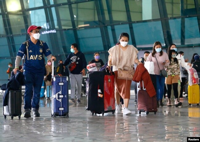 Pengunjung tiba di Bandara Soekarno-Hatta menyusul keputusan pemerintah Indonesia untuk melarang turis asing masuk untuk mencegah penyebaran COVID-19, di Tangerang. (Foto: Reuters)