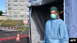 Enfermeira numa tenda de tratamento em Cremona no norte de Itália