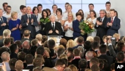 Ярослав Качиньский и Беата Шидло на вечеринке в штаб-квартире в Варшаве, Польша. 25 октября 2015.
