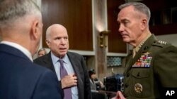 Hafsan hafsoshin Amurka da Sanata John McCain, a tsakiya, wanda kuma shi ne shugaban kwamitin tsaro na majalisar dattawan Amurka