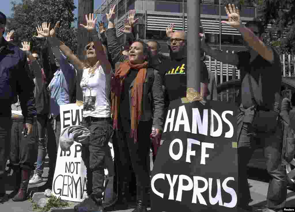 Demonstranti se bune dok prolazi automobilski konvoj predsednika Nikosa Anastadijadesa u Nikoziji.