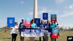 Beberapa peserta yang berpartisipasi dalam "March for Science" kedua di Washington, DC, Sabtu (14/4).