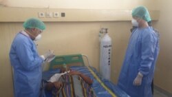 Petugas Medis di RSU Anutapura Kota Palu dalam simulasi penanganan pasien diduga terinfeksi Covid-19, 4 Maret 2020 (VOA/Yoanes Litha).