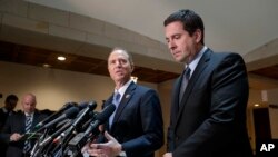 El presidente de la Comisión Investigadora, Devin Nunes, alegó que las comunicaciones del equipo de Trump, con blancos legítimos de escucha, fueron captadas "incidentalmente".