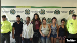 La Fiscalía General de Colombia y la policía capturaron a dos venezolanos y ocho colombianos que integraban una red de explotación sexual de menores en una zona del norte del país. [Foto: Fiscalía]