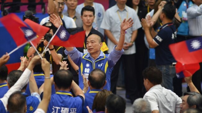 國民黨總統候選人韓國瑜在台北的一個集會上向支持者招手。（2019年7月28日）