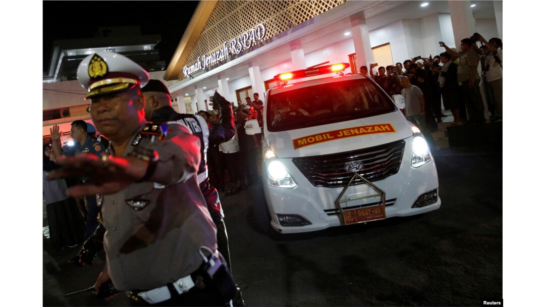 Ambulans yang membawa peti jenazah mantan Presiden Indonesia B.J. Habibie yang wafat siang ini, 11 September 2019, meninggalkan rumah sakit Angkatan Darat Gatot Soebroto di Jakarta, 11 September 2019. (REUTERS/Willy Kurniawan)
