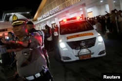 Ambulans yang membawa peti jenazah mantan Presiden Indonesia B.J. Habibie yang wafat siang ini, 11 September 2019, meninggalkan rumah sakit Angkatan Darat Gatot Soebroto di Jakarta, 11 September 2019. (REUTERS/Willy Kurniawan)