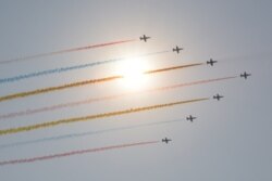 Formasi pesawat militer, terdiri dari jet latih JL-8, terbang di atas Beijing selama parade militer di Lapangan Tiananmen pada 1 Oktober 2019, untuk menandai peringatan 70 tahun berdirinya Republik Rakyat China. (Foto: AFP)