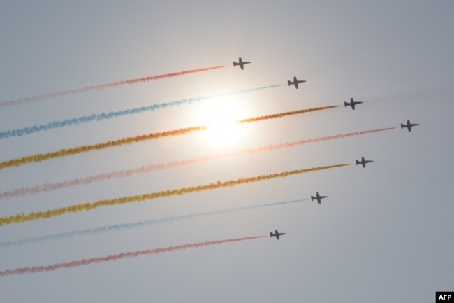 Formasi pesawat militer, terdiri dari jet latih JL-8, terbang di atas Beijing selama parade militer di Lapangan Tiananmen pada 1 Oktober 2019, untuk menandai peringatan 70 tahun berdirinya Republik Rakyat China. (Foto: AFP)