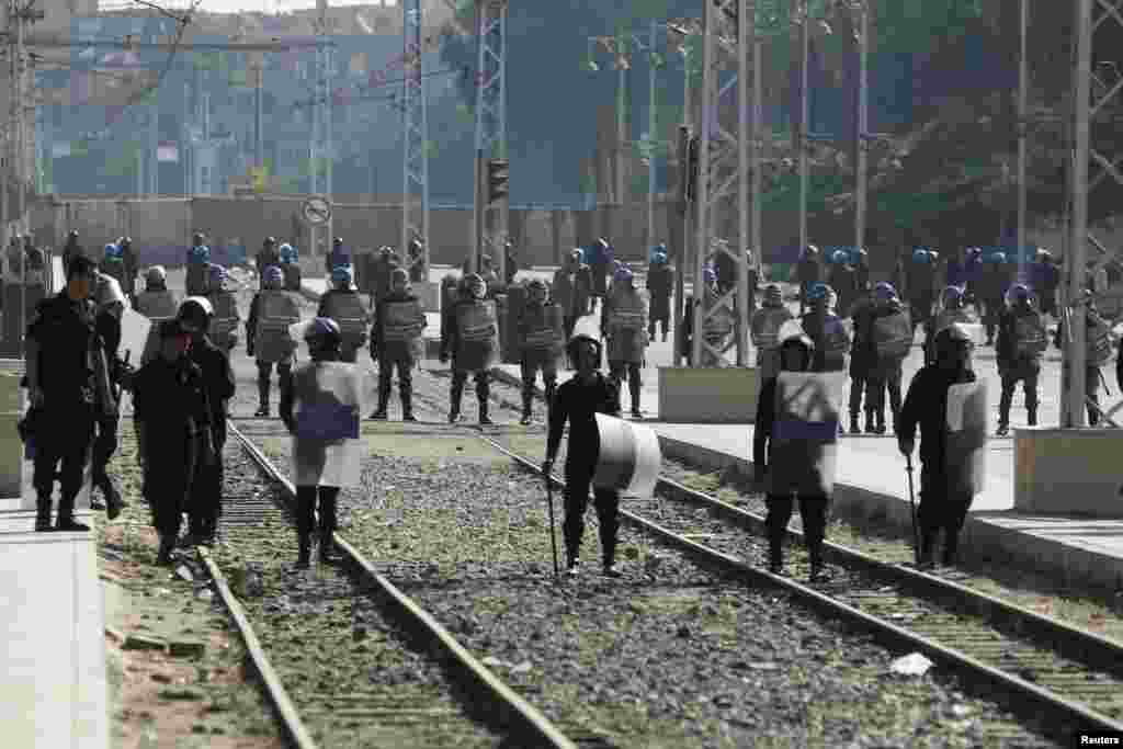 Riot police stand guard outside the presidential palace in Cairo, December 12, 2012.