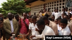 Des élèves d’une école lors d’une expérience de chimie au Lycée d'Adamavo, Lomé, 12 janvier 2018. (VOA/Kayi Lawson)