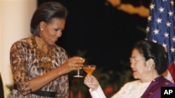 FILE - Michelle Obama (l) toasts former Indonesian President Megawati Sukarnoputri, during a state dinner at the Istana Negara in Jakarta, Nov. 9, 2010. 