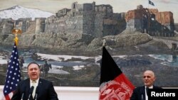 아프가니스탄을 방문한 마이크 폼페오 미국 국무장관(왼쪽)이 9일 아슈라프 가니 대통령과의 공동기자회견에서 발언하고 있다.