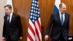 La imagen muestra el final del diálogo entre los cancilleres Antony Blinken y Sergey Lavrov, de EE. UU. y Rusia, respectivamente en una reunión celebrada en Ginebra, Suiza, el 21 de enero de 2021.
