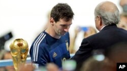 Messi e Josepf Blatter (de costas) na entrega dos prémios no final do jogo laemanha x Argentina