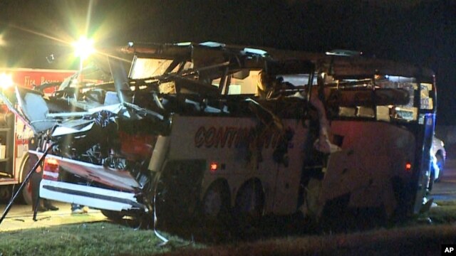 El autobús se salió de una carretera y chocó contra un puente quedando prácticamente destrozada.