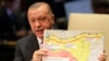 Recep Tayyip Erdogan hilgirtina nexşeya sinorê Sûriya di civata giştî ya NY bya 74an de li New York.