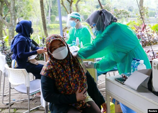Vaksinasi massal di Jakarta, 8 Juli 2021. (REUTERS/Ajeng Dinar).