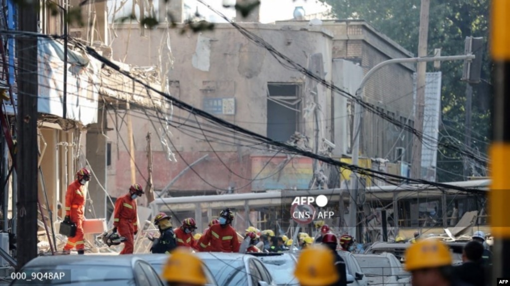 Tim penyelamat mencari lokasi kecelakaan ledakan gas di sebuah restoran di China pada 21 Oktober 2021. Ledakan juga terjadi di laboratorium di Universitas Aeronautika dan Astronautika Nanjing, China timur pada 24 Oktober 2021.(Foto: AFP)